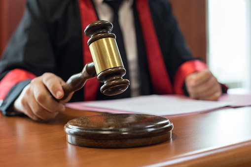 SKANDAL: SCHÜLER 13 JAHRE ZU JUGENDARREST VERURTEILT, WEIL VATER CORONATEST NICHT ZUSTIMMTE SKANDAL: SCHÜLER 13 JAHRE ZU JUGENDARREST VERURTEILT, WEIL VATER CORONATEST NICHT ZUSTIMMTE